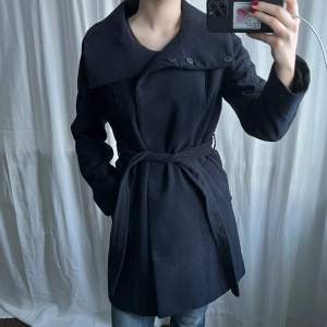 Marinblå kappa från H&M med tillhörande bälte 💕