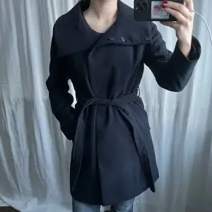 Marinblå kappa från H&M med tillhörande bälte 💕