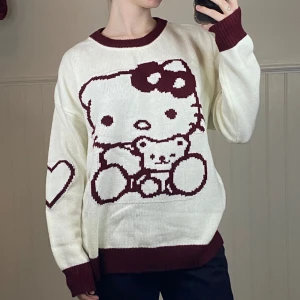 Hello Kitty tröja  - Fin stickad hello Kitty tröja, vet ej märke eller storlek. Sitter lite oversized på mig som har S. Använd men fortfarande i bra skick. 🎀