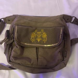 Snygg väska - En snygg vintage väska skickar gärna fler bilder❤️ Kom gärna med pris förslag 