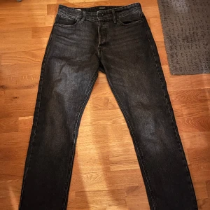 Jeans  - Jack and Jones jeans i gott skick 