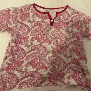 Rosa tröja - Rosa tröja med coolt mönster. Passar S. Skriv för fler foton.