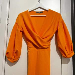 Superfin klänning i orange/gul färg. Storlek 36. Köpt på Boohoo. Aldrig använd, prislapp kvar. Köparen står gör frakt alt. möts jag i centrala Göteborg 🫶