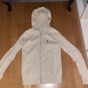 Sip hoodie - Jätte jätte fin ralph luren sip hoodie ,dragkedjan är lite sönder men funkar o dra upp och ner kanon 💕finns ingen lapp med storlek men gissar på S