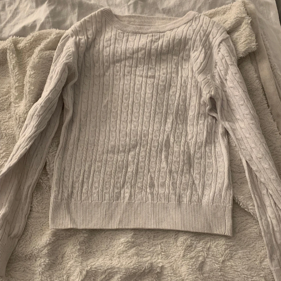 Vit lång ärmad tröja