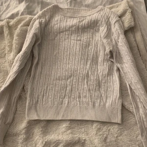 Vit lång ärmad tröja - jag säljer min vita lång ärmad tröja, storlek 134/140, bra skick. 