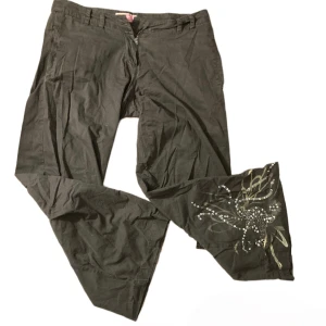 Cargopants  - Coola lågmidjade byxor, som tyvärr saknar en knapp (se 3.e bilden) Skriv gärna om du undrar något💗