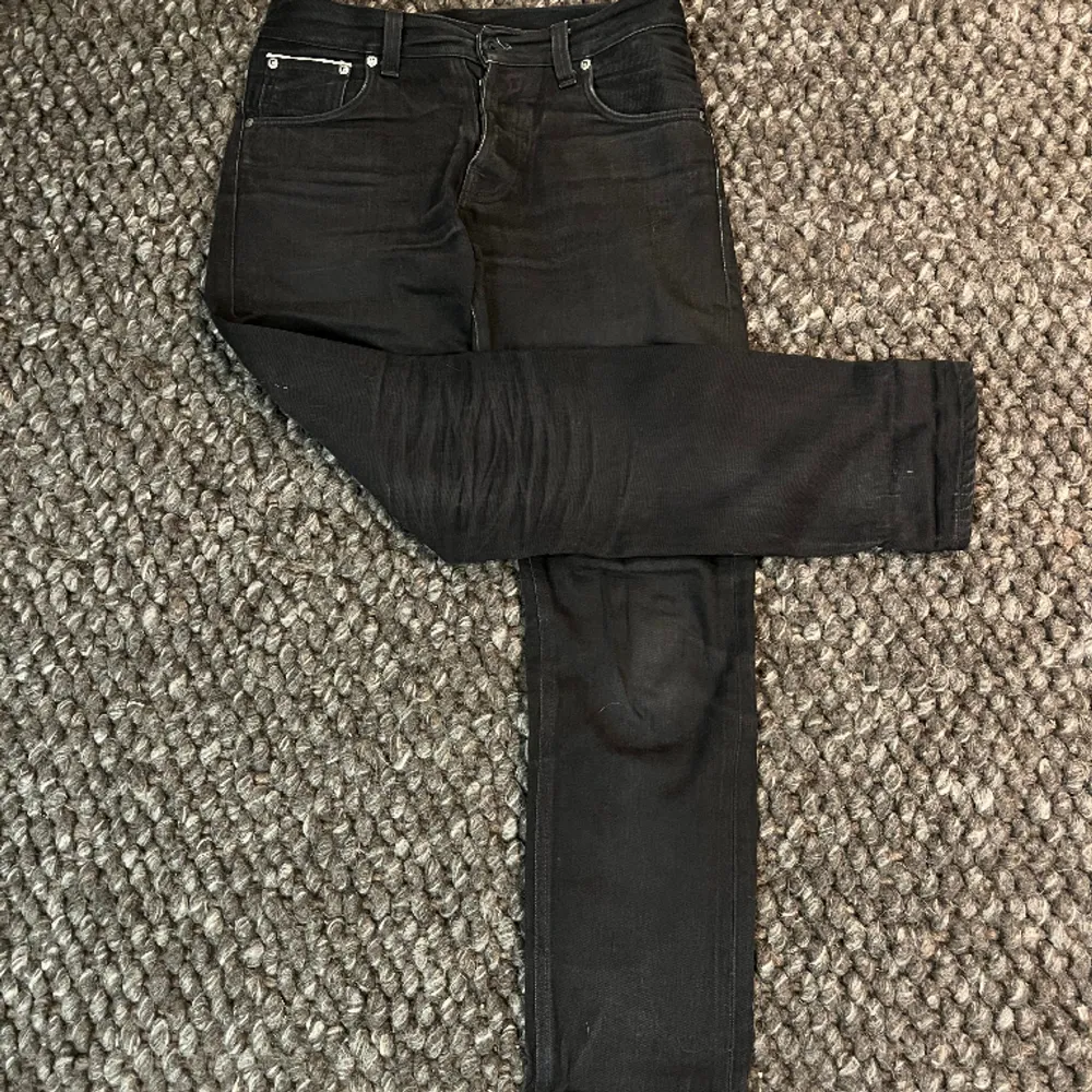 Grå Nudie jeans, Modelen är steady Eddie. använda ganska mycket men inga fel, de är inga fel de syns bara att dem är använd runt knät där de är wek storlek w29,l32. Jeans & Byxor.