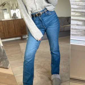 Raka jeans  - Jag säljer mina raka högmidjade jeans från H&M! Använda 1 gång och i nyskick! Såå snygga till stickat eller under stövlar✨✨