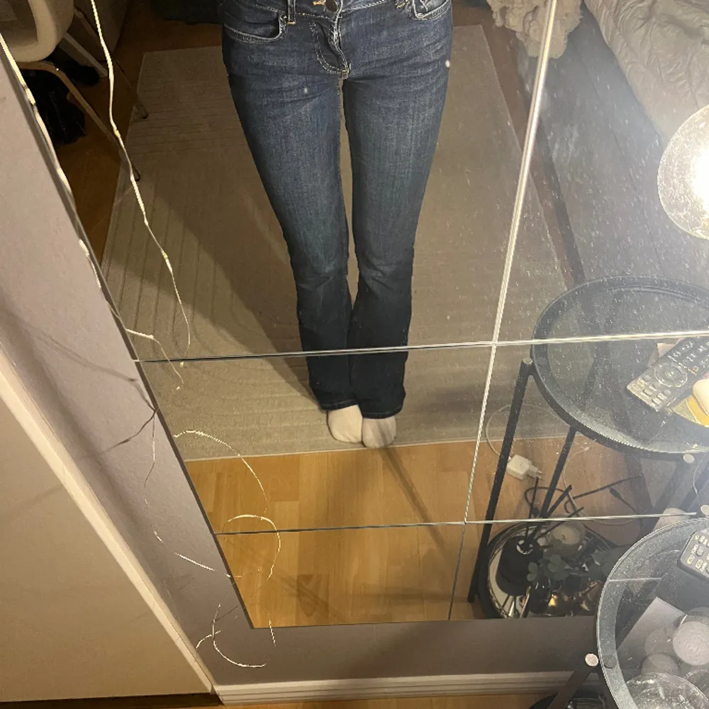 Lågmidjade mörkblåa bootcut jeans från zara i storleken 34. Dom ser ut att vara helt oanvända. Säljer dom pga har ett par liknade.. Jeans & Byxor.