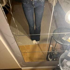 Lågmidjade mörkblåa bootcut jeans från zara i storleken 34. Dom ser ut att vara helt oanvända. Säljer dom pga har ett par liknade.