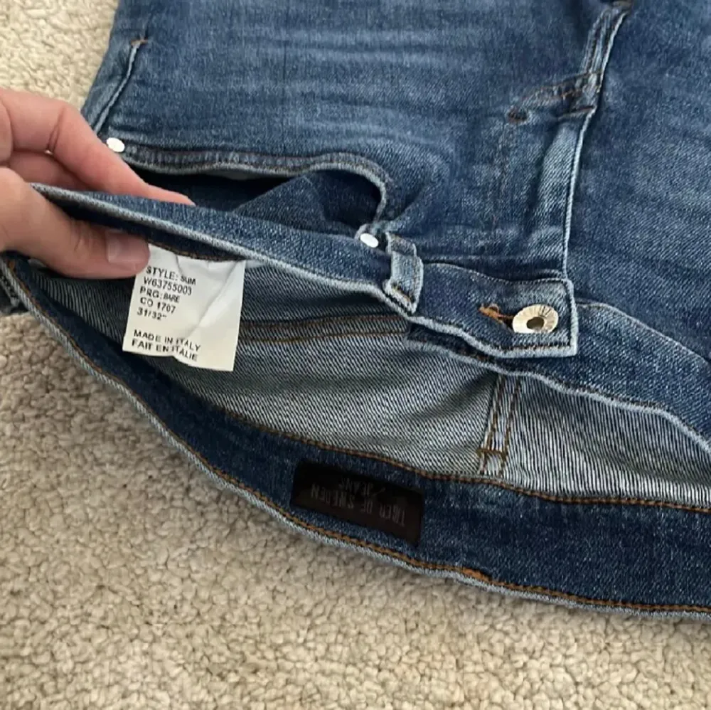 Tja, vi säljer dessa feta Slim jeansen från märket Tiger Of Sweden. Byxorna sitter extra Slim och är i toppen skick.🙌. Jeans & Byxor.
