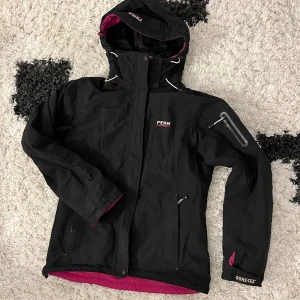 Skidjacka  - Skidjacka från peak performance, luvan funkar över hjälm och jackan är fodrad,, använt skick