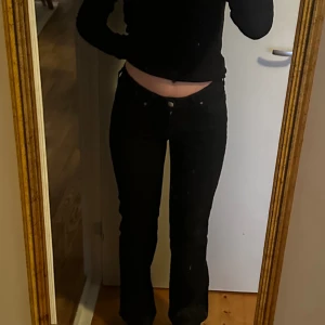 Lågmidjade jeans - Säljer mina lågmidjade jeans ifrån Bikbok. De är raka i modellen och använda endast fåtal gånger!