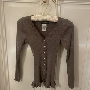 Spetscardigan m. knappar.  - Jättesöt åtsittande spetscardigan från Rosemunde. Använt ett fåtal gånger, nyskick. 🤍