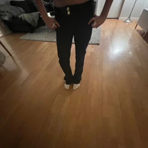Jeans  - Svarta jeans med fickor på sidan💞  Nypris 279 kr, nästan aldrig använda 
