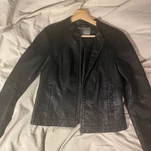 Jacka från Vero Moda i läderimitation  - En ganska tunn jacka i bra skick. Säljer pga att den är för liten. Perfekt för sommar tidig höst eller vår