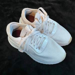 Sköna vita adidas sneakers som inte används längre, använda någon gång🤍 Har lite fläckar som går att tvätta bort innan de skickas  Stl 38, tror jag 