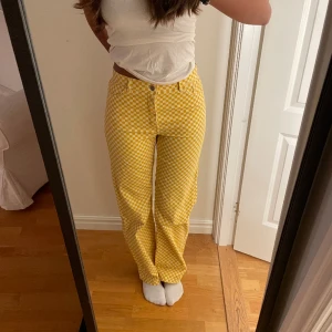 Rutiga byxor - Säljer nu dessa byxor som har varit så älskade därför att dom förtjänar någon som använder dom💕 världens coolaste och i väldigt fint skick!😊