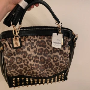 Leopard väska - En nit borta!!  Säljer nu en as snygg väska med leopard mönster, bra rymlighet och förvaring med fack.  Ny numera utan prislapp. Aldrig sett liknande väska, super om du vill va unik nu när leopard mönstret börjat trenda💋