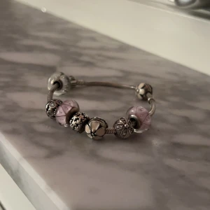 Pandora armband  - Armband från Pandora i steerling silver. Mycket bra skick, inga defekter. 8 tillköpta berlocker, alla från Pandora🩷 Armband: 400kr Berlocker: 100kr/st Hela settet: 900 (rabatt!!)  Hör av gärna av er för frågor/prisförslag😊
