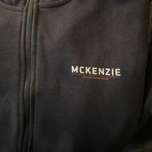 MCKENZIE ZIPP HOODIE  - Säljer denna tröja i bra skick och använd så mycket eftersom den är förstor. 