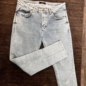 Neuw Lou Slim Jeans 34/32 - Säljes Neuw Lou Slim Jeans i storlek 32/34. Nyskick, använda en gång. Nypris 1399kr, köpta på Carlings. Skickas eller mötes 😊