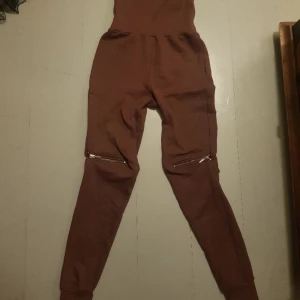 BACK BYXOR - 💜Mjukisbyxor- BACK💜 100% bomull. Dragkedjor knän. Kan man ha öppna eller stängda.   Snyggaste mjukisbyxorna. Sitter som en smäck o så sköna.   Ena BACK lappen lossnat innanför, sitter med en metallgrej genom tyget vilket skapat ett litet hål, noppor