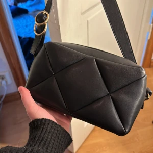 svart väska - bra skick och får plats med hyfsat mycket