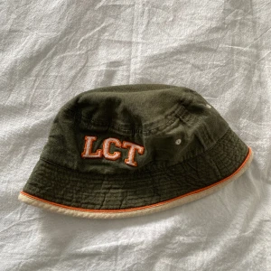 Vintage bucket hat - En vintage bucket hat köpt second hand, säljer då jag aldrig använder den. Storlek 54/56