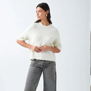 Stickad tshirt  - Helt oanvänd tröja från Gina som är helt slutsåld 