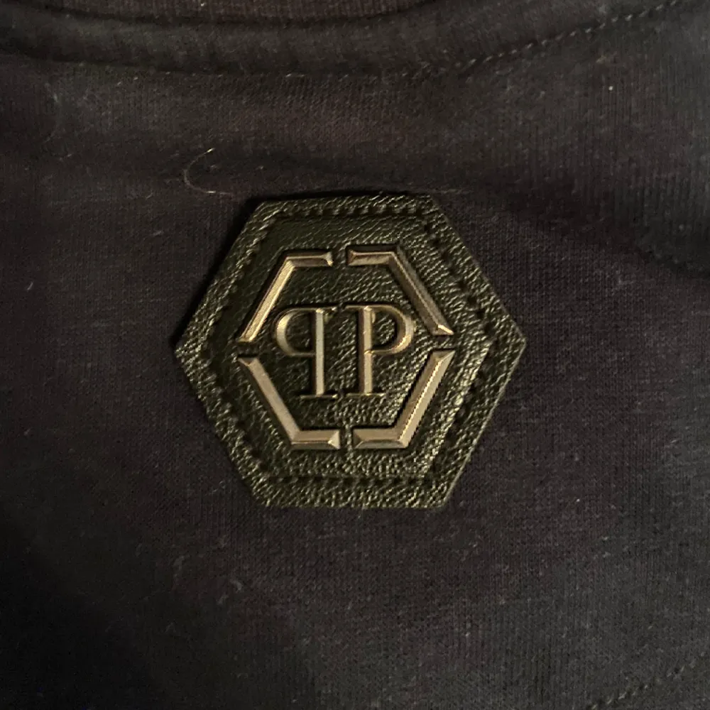 En äkta långärmad Philipp Plein tröja som jag säljer då den ej kommer till användning. Har du fler frågor så som pris osv kan du bara skriva:)  Skick 10/10. Tröjor & Koftor.