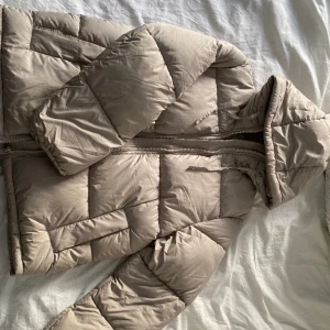 Beige Puffer Jacket - Jättefin beige puffer jacket från H&M. Storlek S. Säljer pga lite användning 