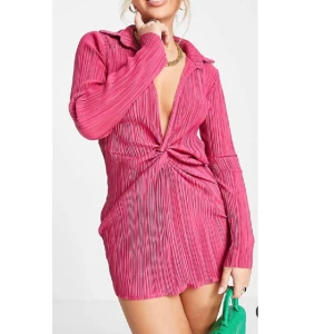 Plisserad Miniklänning - Rosa omlottklänning i mini-längd. Aldrig använd. Inköpspris 399kr.