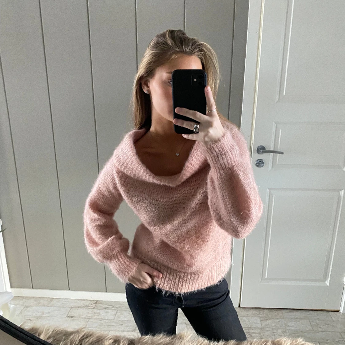 Rosa stickad off-shoulder tröja