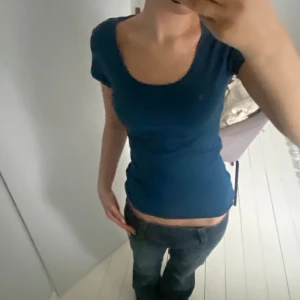 Tajt topp - Säljer den här tajta svinnajsiga toppen som formar kroppen fint o är så så så skön