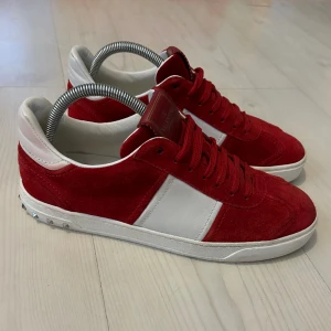 Valentino flycrew - Hej! Säljer dessa röda valentino flycrews som är i toppen skick. Alla spikar är kvar och dom är i storlek 41 men passar bra på dig som har storlek 42. Tillkommer dustbag, snören och valentino kort. Hör av er vid fler frågor.