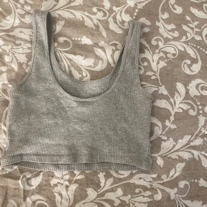  Crop top - Grå Crop top från Gina Tricot, har använt den ett fårtal gånger🤍