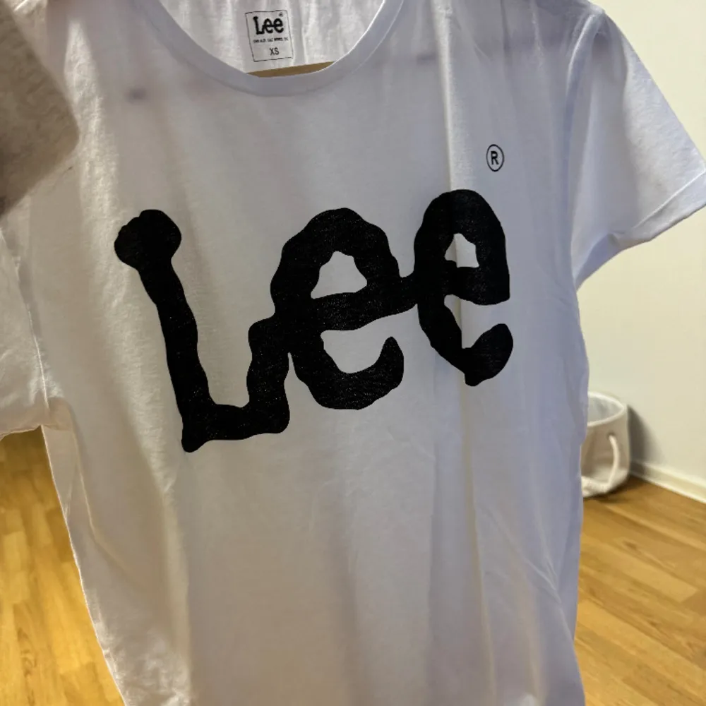 En t shirt i märket Lee. Aldrig använd därav bra skick. Storlek Xs men passa s också. T-shirts.