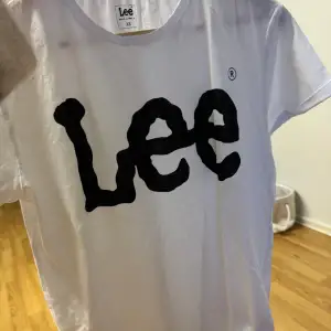 En t shirt i märket Lee. Aldrig använd därav bra skick. Storlek Xs men passa s också