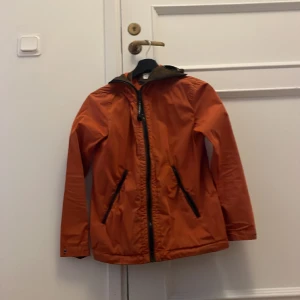 Cp company jacka - Cp company Jacka i storlek 12 år  Orange Lite slitage vid ärmarna 