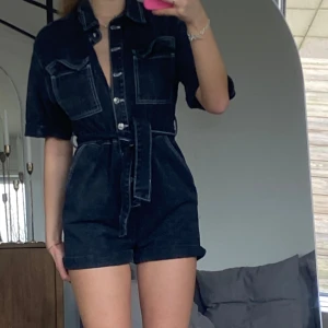 Jeans playsuit  - Jag säljer min så coola playsuit från topshop, köpt i london💖 Perfekt på fest med boots till🖤🖤