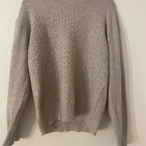 Beige stickad tröja - Super mysig stickad tröja från Shein. Väldigt skön i materialet och mysig att ha på sig nu när det är kallt! Orginalpriset var 210kr