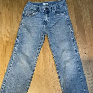 Ett par blåa jeans från Lindex i storlek EUR 158/ uk 12-13y i modellen Vidar