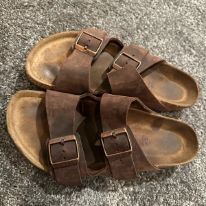Birkenstock tofflor  - Säljer då dem inte används! Använda ett fåtal gånger, skick:9,5/10 Passar upp till stl 43.