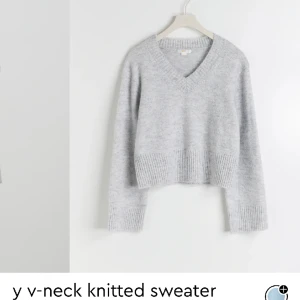 v ringad stickad tröja 🤍 - jättesöt ljusgrå stickad tröja ifrån Gina Young. Storlek 158-164 Passar mig bra som vanligtvis har mellan xs-m💕 Hör av er om nån vill se mer bilder eller har frågor! 