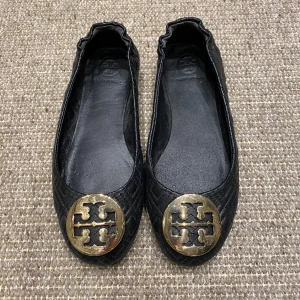Ballerina skor - Svarta ballerina skor ifrån Tory burch i storlek 37-38. Väldigt fint skick utom sulan på bild 2. Nypris 2200