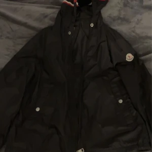 Monclear - Säljer en monclear jacka åt min bror då den inte passar han. Jackan är en vind jacka Och är i fint skick. Kom med ett pris så kan vi diskutera d. 