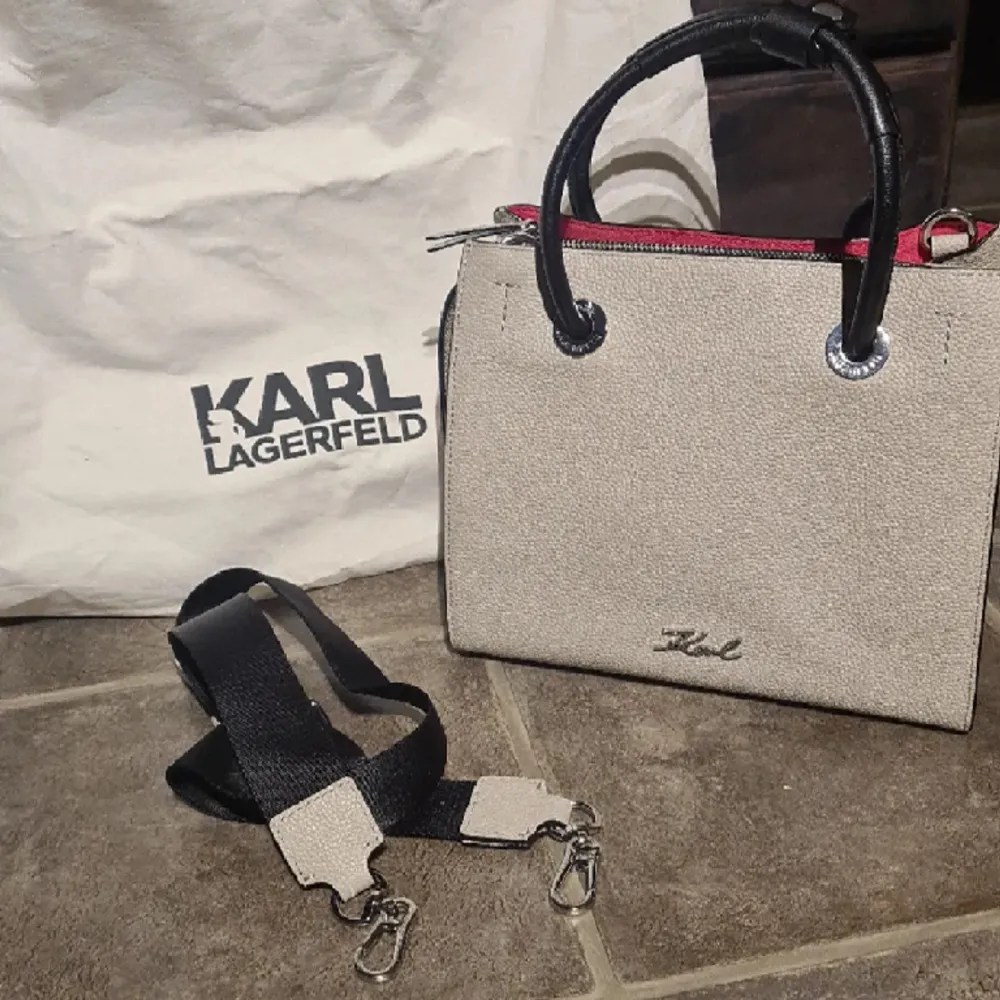 Asgrym väska i skinn från Karl Lagerfeld. Mycket bra skick. Dustbag följer med. Kan bäras med eller utan axelrem. Säljer via köp nu eller prisförslag, allt via Plick.. Väskor.