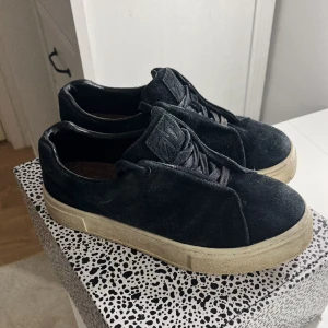 Eytys doja suede black - Säljer nu mina älskade eytys skor som är sjukt stilrena och trendiga! Kan upplevas något ”urtvättade” i färgen men kanske går att fixa till. Väl använda så finns självklart lite tecken på det men i överlag väldigt gott skick. Nypris 2000kr!💕💖